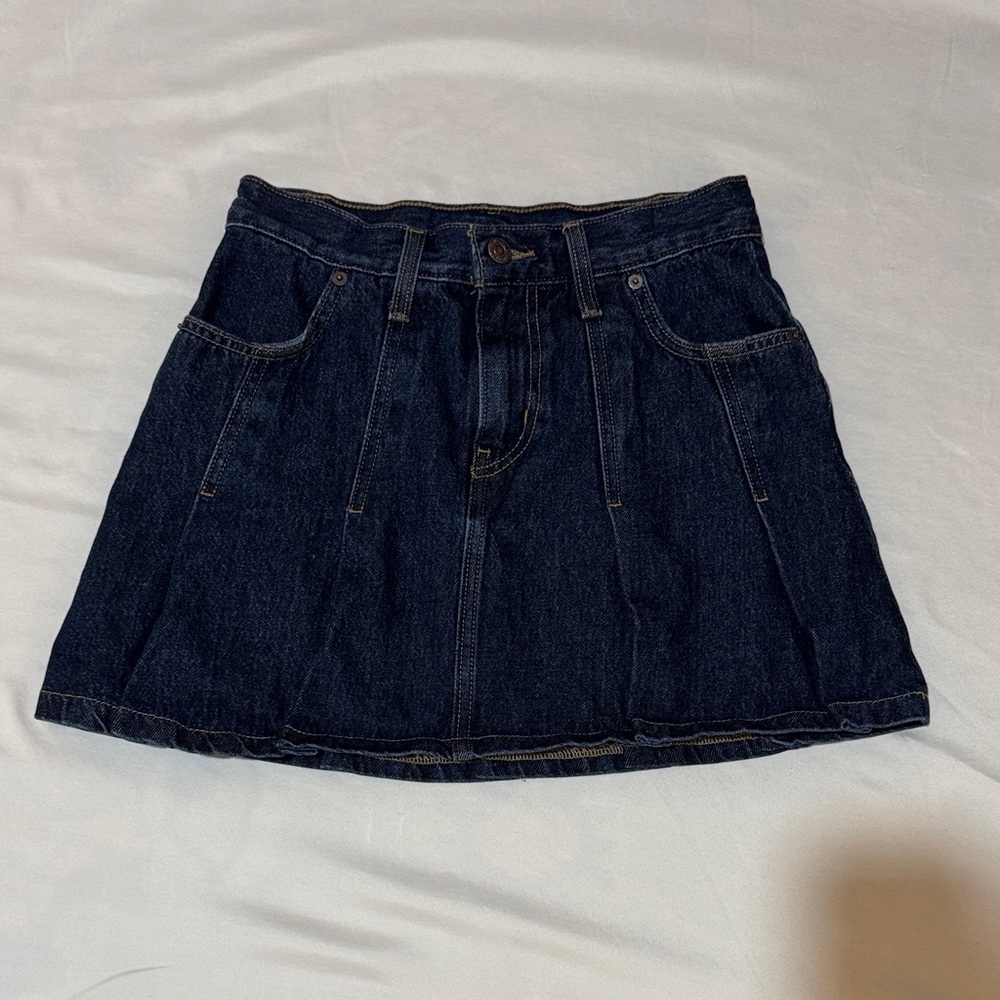 Levi’s Pleated Mini Skirt